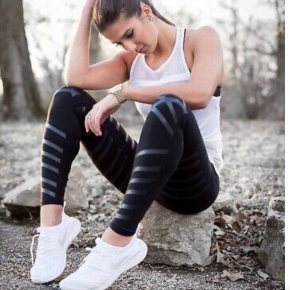 ALO YOGA Airbrush Lineal Diagonal Stripe Leggings in Black Small - Picture 2 of 15